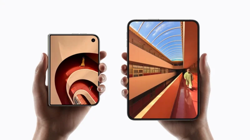 iPhone Duo chiuso, con lo schermo esterno, e aperto, con lo schermo interno