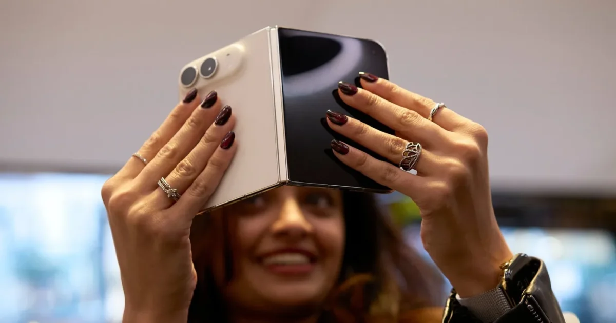 iPhone Duo, schermi crepati lungo la cerniera
