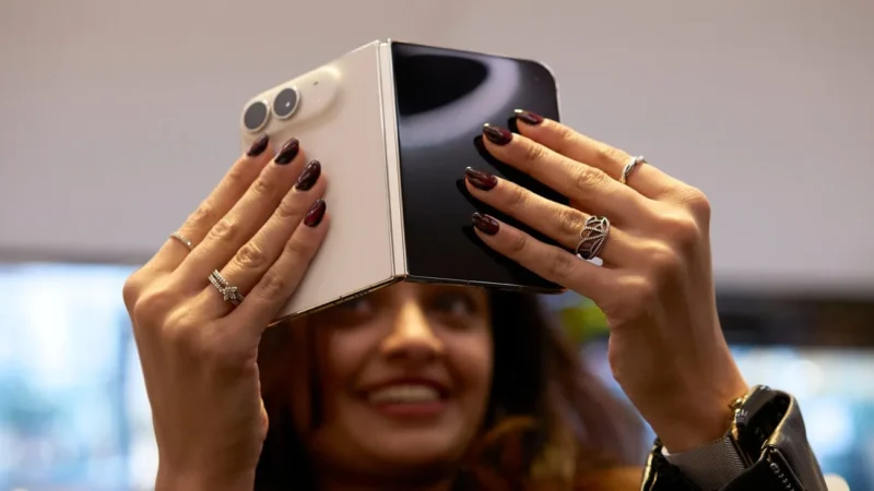iPhone Duo, schermi crepati lungo la cerniera